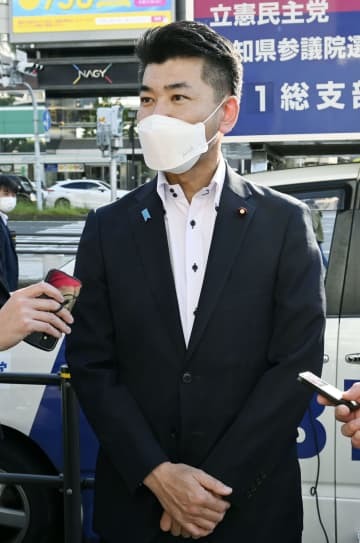 記者団の取材に応じる立憲民主党の泉代表＝3日午後、名古屋市