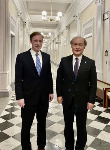 写真に納まる秋葉剛男国家安全保障局長（右）とサリバン米大統領補佐官＝3日、ホワイトハウス（日本大使館提供・共同）