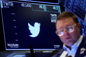 ニューヨーク証券取引所にある画面に映るツイッターのロゴ＝3日、ニューヨーク（ロイター＝共同）