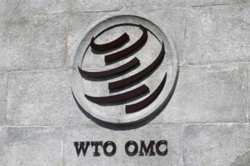 スイス・ジュネーブの世界貿易機関（WTO）本部に掲げられたロゴ＝2020年6月（ロイター＝共同）
