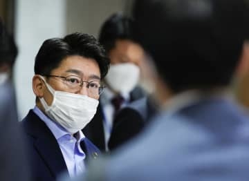 北朝鮮の弾道ミサイル発射を受け、取材に応じる鬼木誠防衛副大臣＝4日午後1時38分、防衛省