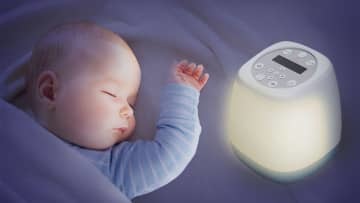 赤ちゃんの規則正しい生活習慣づくりに役立つ機器の使用イメージ（ファーストアセント提供）