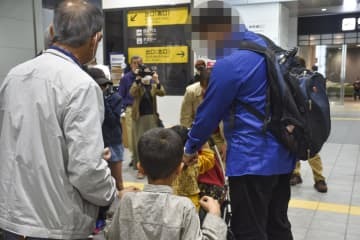 山口市に避難した、元留学生のアフガニスタン人男性（右）とその家族＝4月（画像の一部を加工しています）