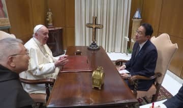 ローマ教皇フランシスコ（左から2人目）と会談する岸田首相＝4日、バチカン（バチカンメディア提供・共同）