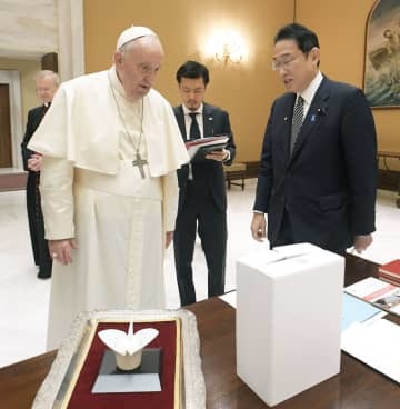 ローマ教皇フランシスコ（左）に「折鶴灰釉香炉　祈り」を贈呈した岸田首相＝4日、バチカン（バチカンメディア提供・共同）