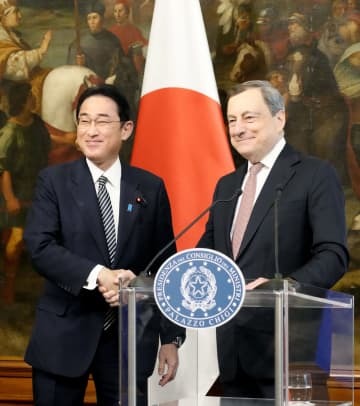 首脳会談後の共同記者発表を終え、イタリアのドラギ首相（右）と握手する岸田首相＝4日、ローマ（共同）