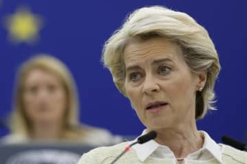 4日、フランス・ストラスブールの欧州議会で演説するEUのフォンデアライエン欧州委員長（AP＝共同）