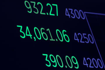 ニューヨーク証券取引所内に設置された4日の終値を示すスクリーン（ロイター＝共同）
