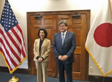 4日、米ワシントンで会談した萩生田経産相（右）とレモンド米商務長官（経産省提供・共同）