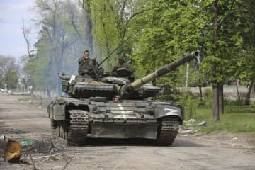 通りを進む親ロシア派武装勢力の戦車＝4日、ウクライナ・マリウポリ（AP＝共同）