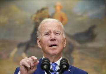 米ホワイトハウスで演説するバイデン大統領＝4日、ワシントン（AP＝共同）