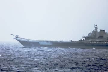 戦闘機が発艦する中国海軍の空母「遼寧」＝4日、沖縄県南方の太平洋（防衛省提供）