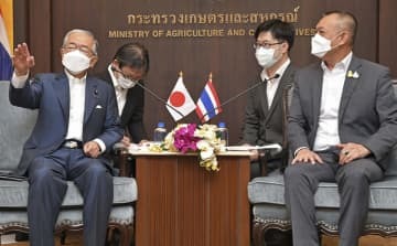 タイのチャルームチャイ農業・協同組合相（右端）と会談する金子農相（左端）＝5日、バンコク（共同）