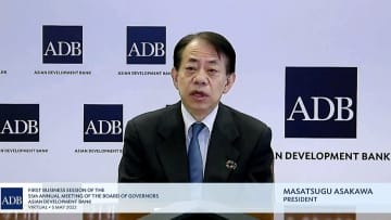 アジア開発銀行の総務会であいさつする浅川雅嗣総裁＝5日