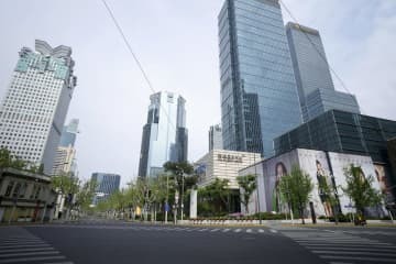 閑散とする中国・上海の市街地＝4月（ロイター＝共同）