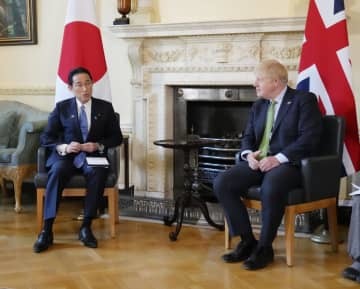 ジョンソン英首相（右）と会談する岸田首相＝5日、ロンドン（共同）