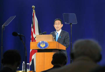 5日、英ロンドンで記者会見する岸田首相（代表撮影・共同）