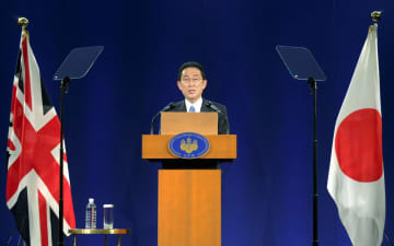 5日、英ロンドンで記者会見する岸田首相（代表撮影・共同）