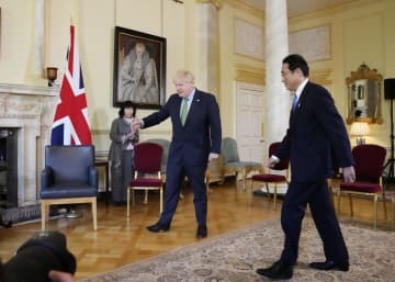 ジョンソン英首相との会談に臨む岸田首相（右）＝5日、ロンドン（共同）
