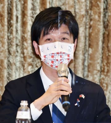 6日、台北市で記者会見する自民党青年局の鈴木憲和局長代理（共同）