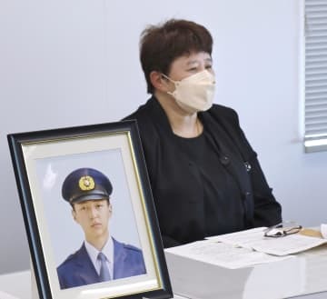 渡辺崇寿さんの写真を前に記者会見する母美智代さん＝6日午後、熊本県庁