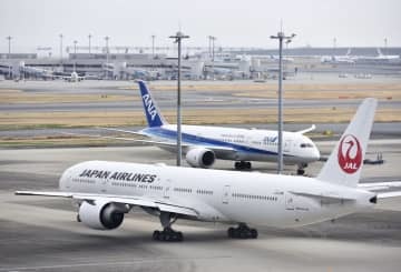 全日本空輸と日本航空の機体＝3月、羽田空港