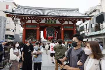 外国人観光客の受け入れに期待を寄せる東京・浅草の雷門＝6日午後