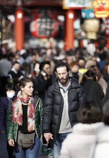 東京・浅草を観光する外国人旅行者ら＝2020年1月