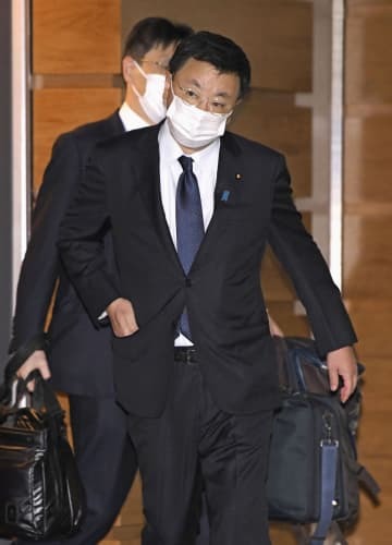 首相官邸を出る松野官房長官＝7日午後3時4分