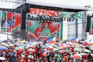 フィリピン大統領選の候補マルコス氏の選挙集会に集まった人々＝7日、マニラ（共同）