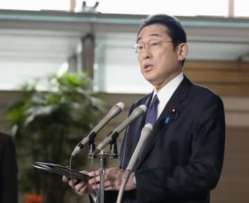 記者団の取材に応じる岸田首相＝9日午前、首相官邸