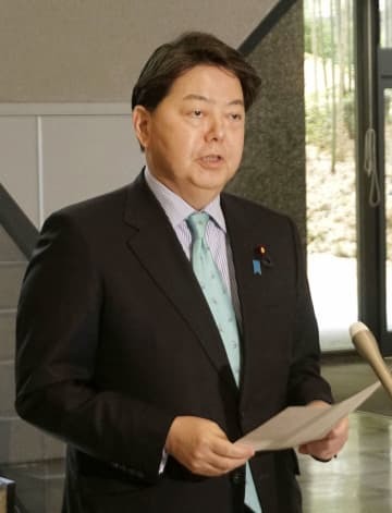 記者団の取材に応じる林外相＝9日午前、外務省