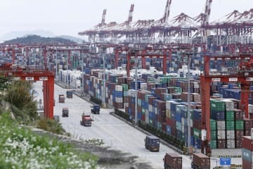 中国・上海の港に積まれたコンテナ＝4月（CNS＝共同）