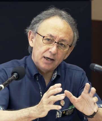 日本復帰50年を前に、報道各社のインタビューに応じる沖縄県の玉城デニー知事＝9日午前、沖縄県庁