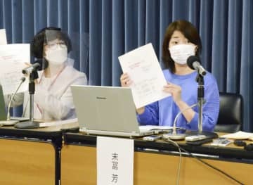 記者会見する末冨芳日本大教授（右）＝9日午後、文科省