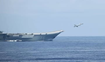 沖縄・石垣島南方の太平洋で、中国海軍の空母から飛び立つ艦載戦闘機＝8日（防衛省統合幕僚監部提供）