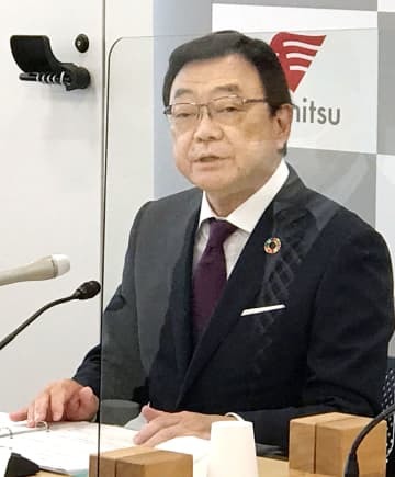 記者会見する出光興産の木藤俊一社長＝10日午後、東京都千代田区