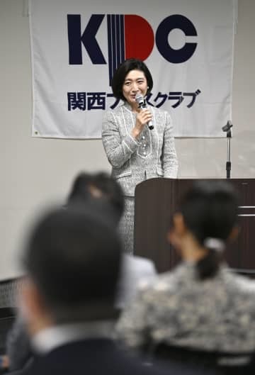 関西プレスクラブの会合で講演する、パナソニックホールディングスの小川理子参与＝10日午後、大阪市