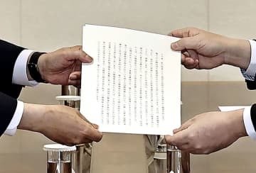 林外相から韓国の尹錫悦大統領に手渡された、岸田首相の親書＝10日、ソウル（聯合＝共同）