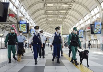JR品川駅構内を合同パトロールする警察官ら＝11日午前