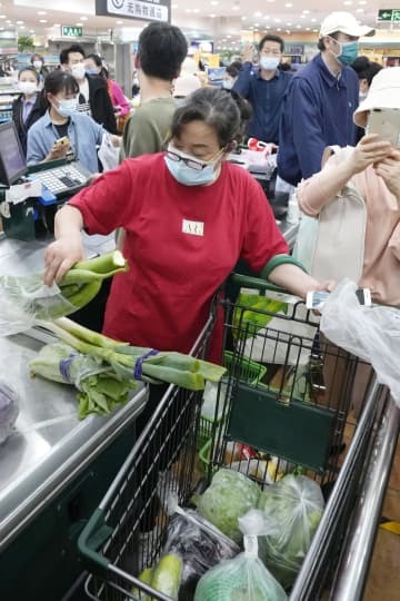 4月25日、北京市内のスーパーで買い出しする市民ら（共同）