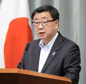 記者会見する松野官房長官＝11日午前、首相官邸
