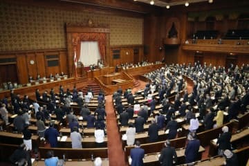 教員免許更新制を廃止するための改正教育職員免許法などの関連法を可決、成立した参院本会議＝11日午後