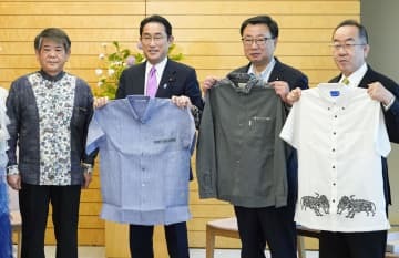 沖縄県の照屋義実副知事（左端）から贈られた「かりゆし」を手にする（同2人目から）岸田首相、松野官房長官、西銘沖縄北方相＝11日午後、首相官邸
