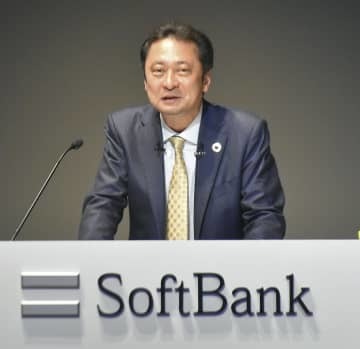 記者会見するソフトバンクの宮川潤一社長＝11日午後、東京都港区