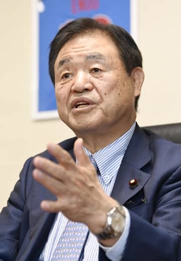 インタビューに応じる自民党の遠藤利明選対委員長