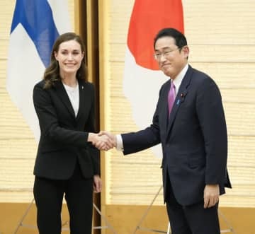 首脳会談を終え、共同記者発表で握手するフィンランドのマリン首相（左）と岸田首相＝11日午後、首相官邸