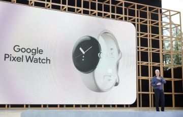 11日、米グーグルの開発者会議で発表された腕時計型端末「ピクセルウオッチ」（同社提供・共同）