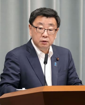 記者会見する松野官房長官＝12日午前、首相官邸