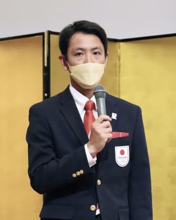 長野県スポーツ特別栄誉賞の表彰式であいさつする渡部暁斗選手＝12日午前、長野市